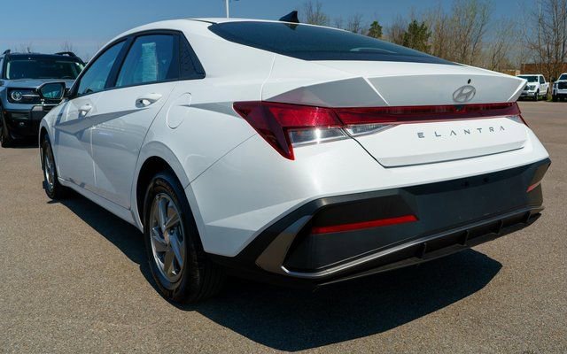 Used 2024 Hyundai Elantra SE FWD image 8