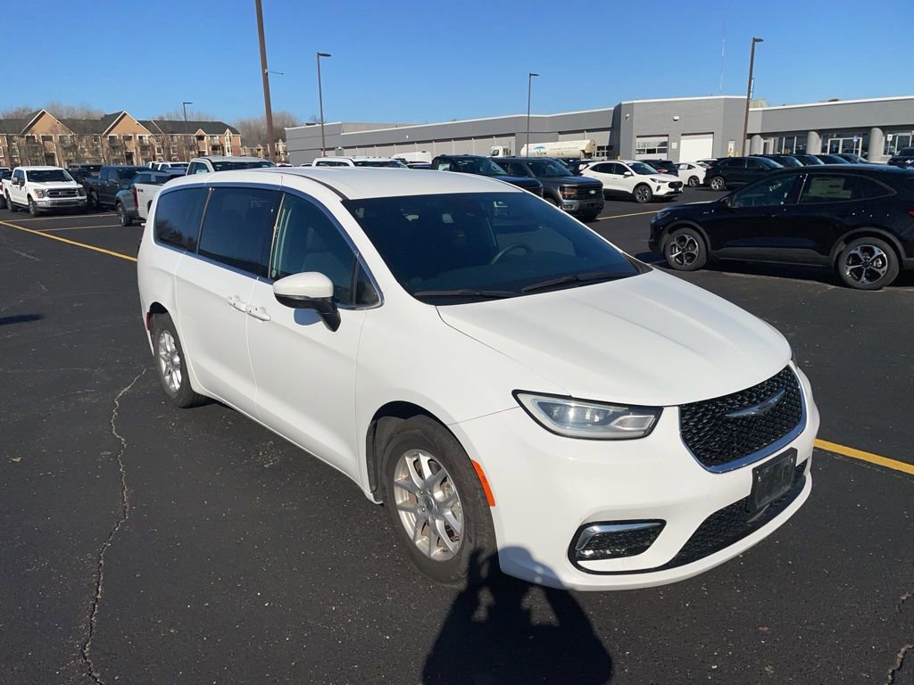 Used 2023 Chrysler Pacifica Touring image 3