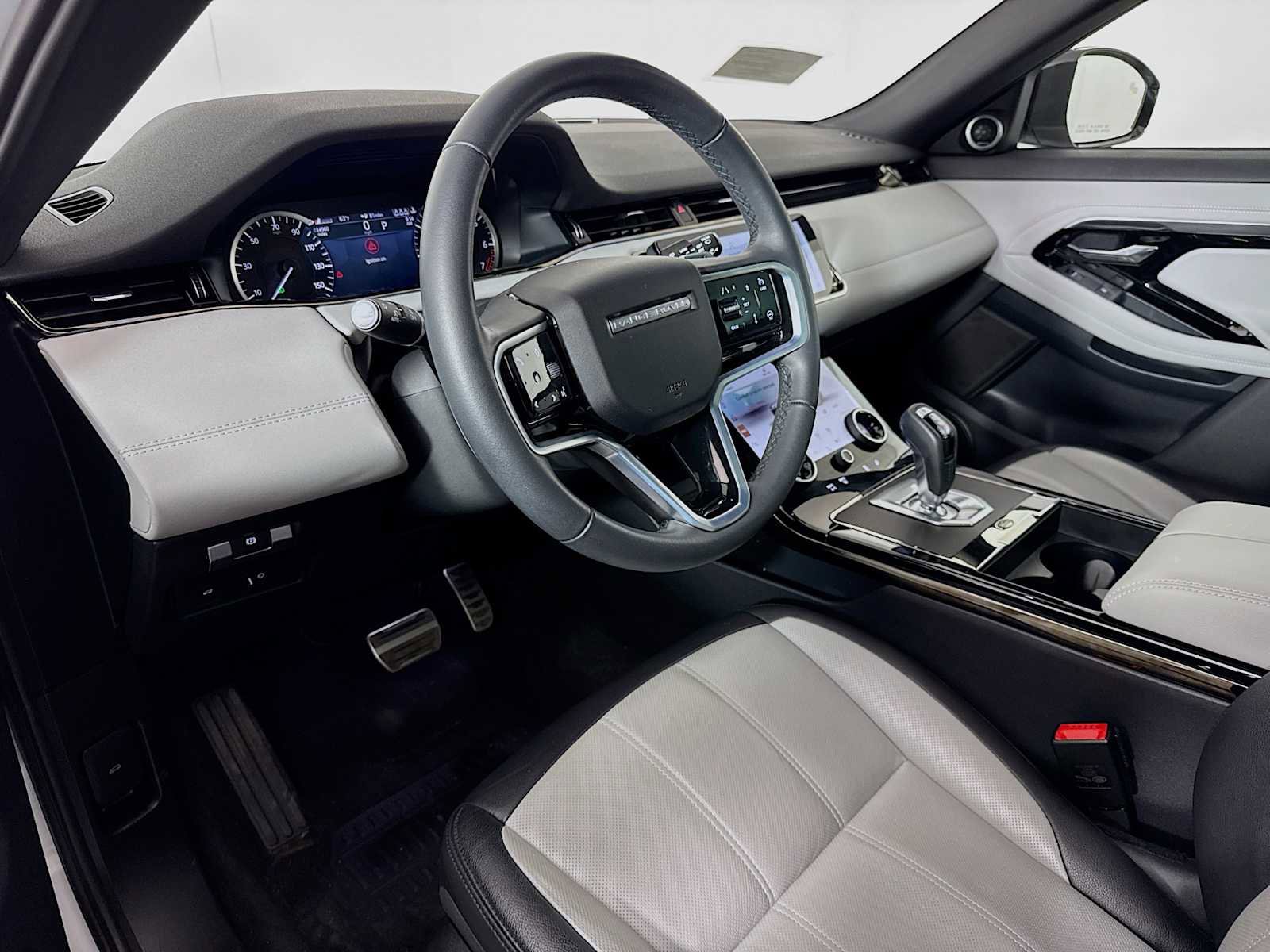 Used 2023 Land Rover Range Rover Evoque R-Dynamic SE image 9