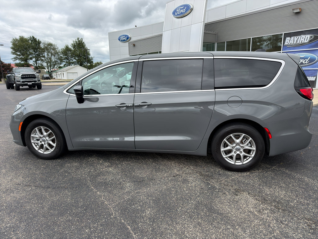 Used 2025 Chrysler Pacifica Select FWD image 19