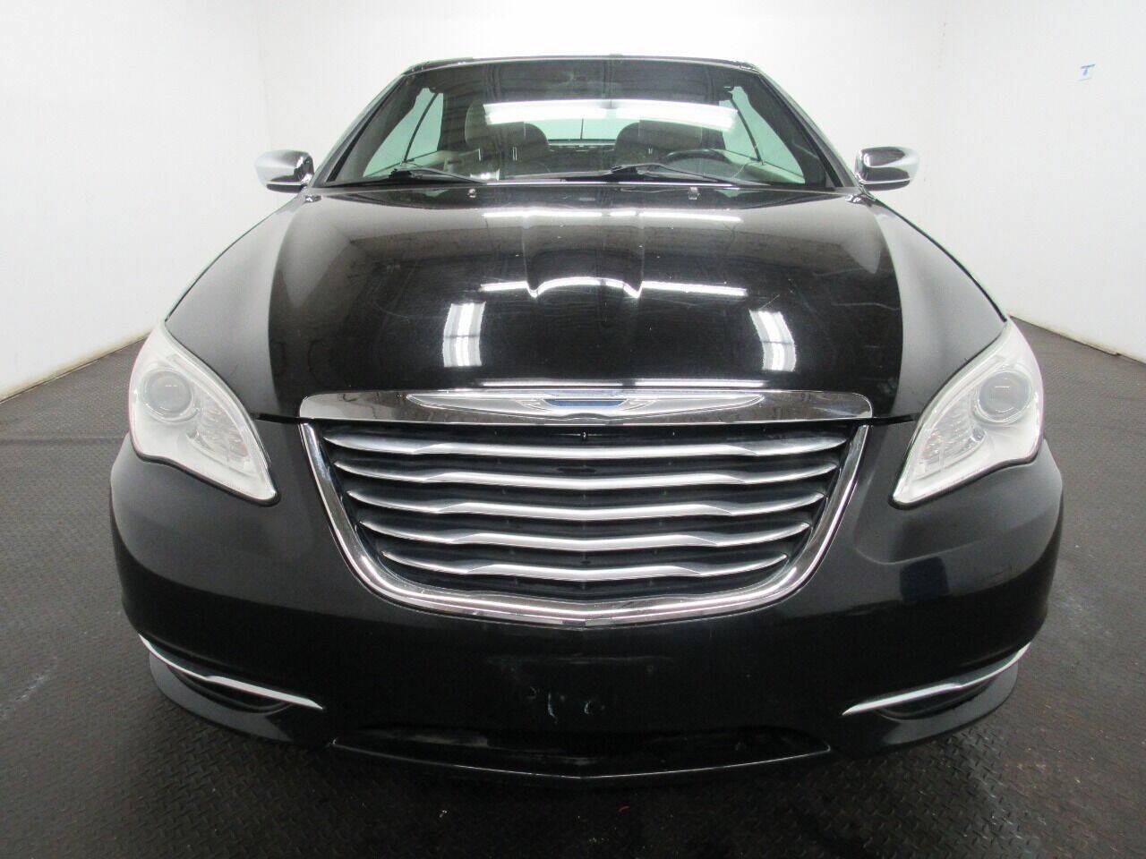 Used 2011 Chrysler 200 Limited FWD image 3