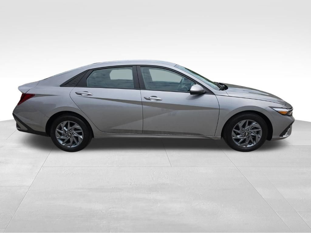 Used 2024 Hyundai Elantra SEL FWD image 4