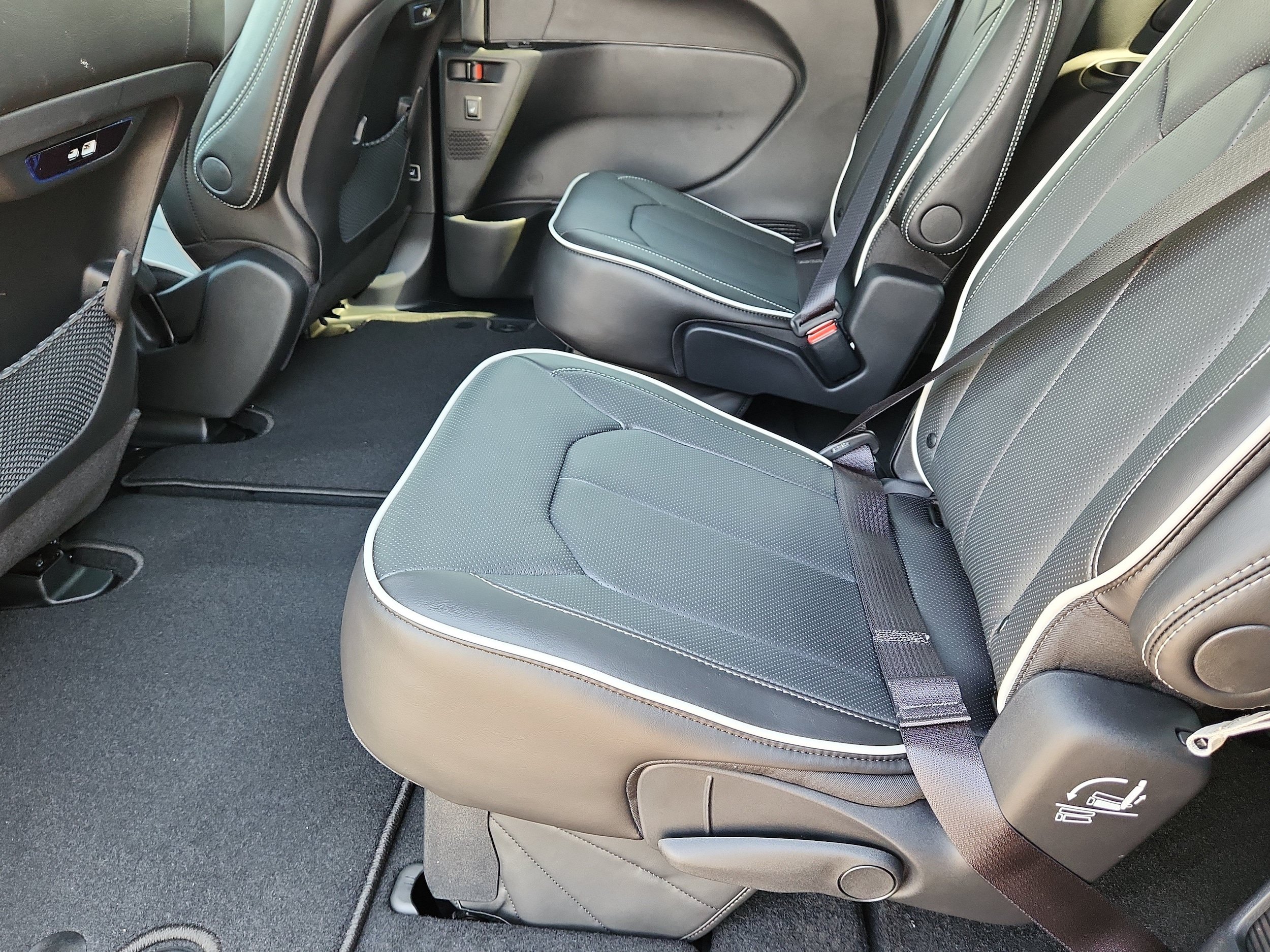 New 2027 Chrysler Pacifica Limited w/ Family Tech Group AWD/4WD image 10