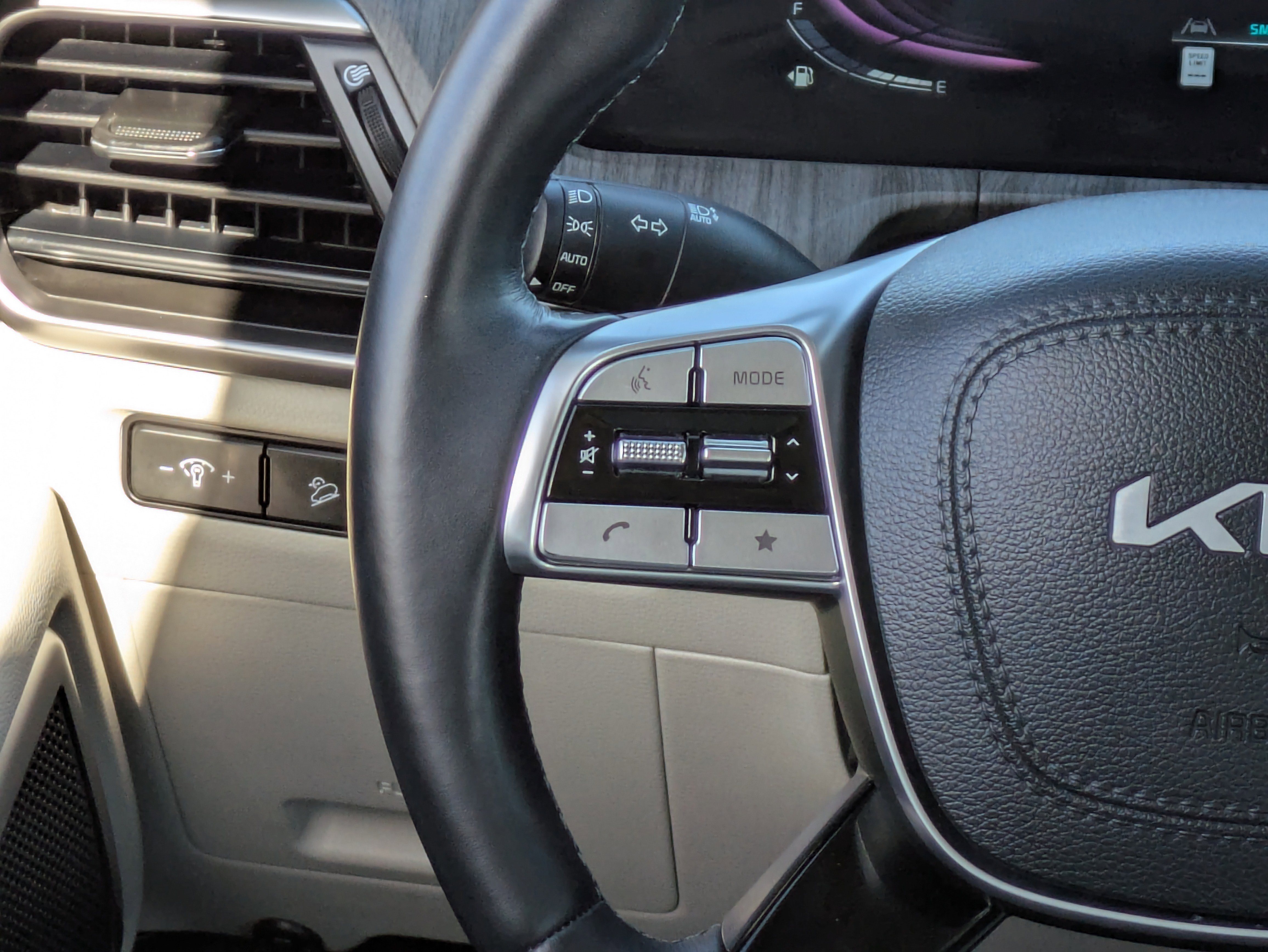 Used 2024 Kia Telluride EX w/ EX Captain's Chair Package image 24