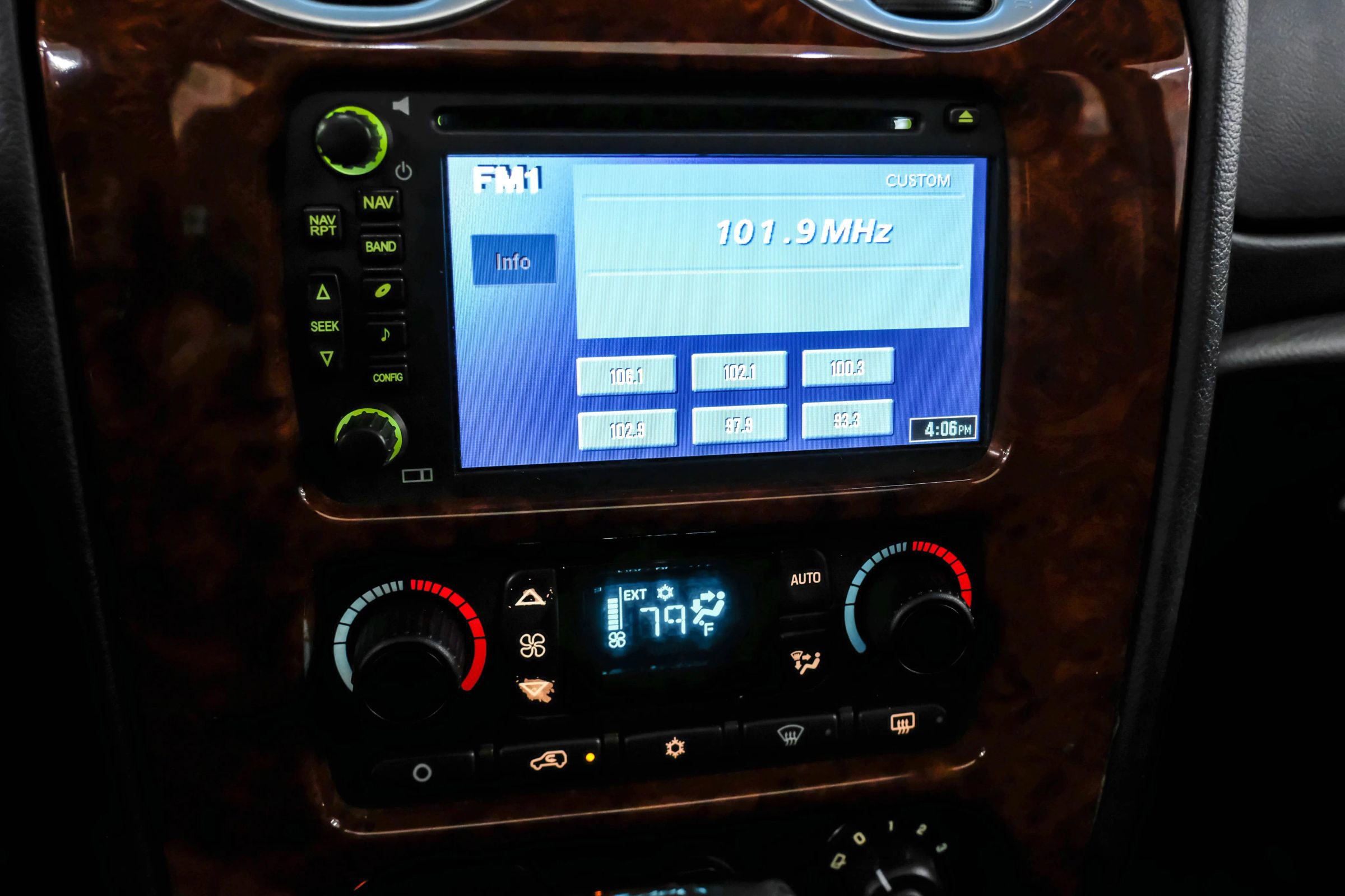 Used 2009 GMC Envoy Denali w/ Sun And 6-Disc Cd Package AWD/4WD image 23