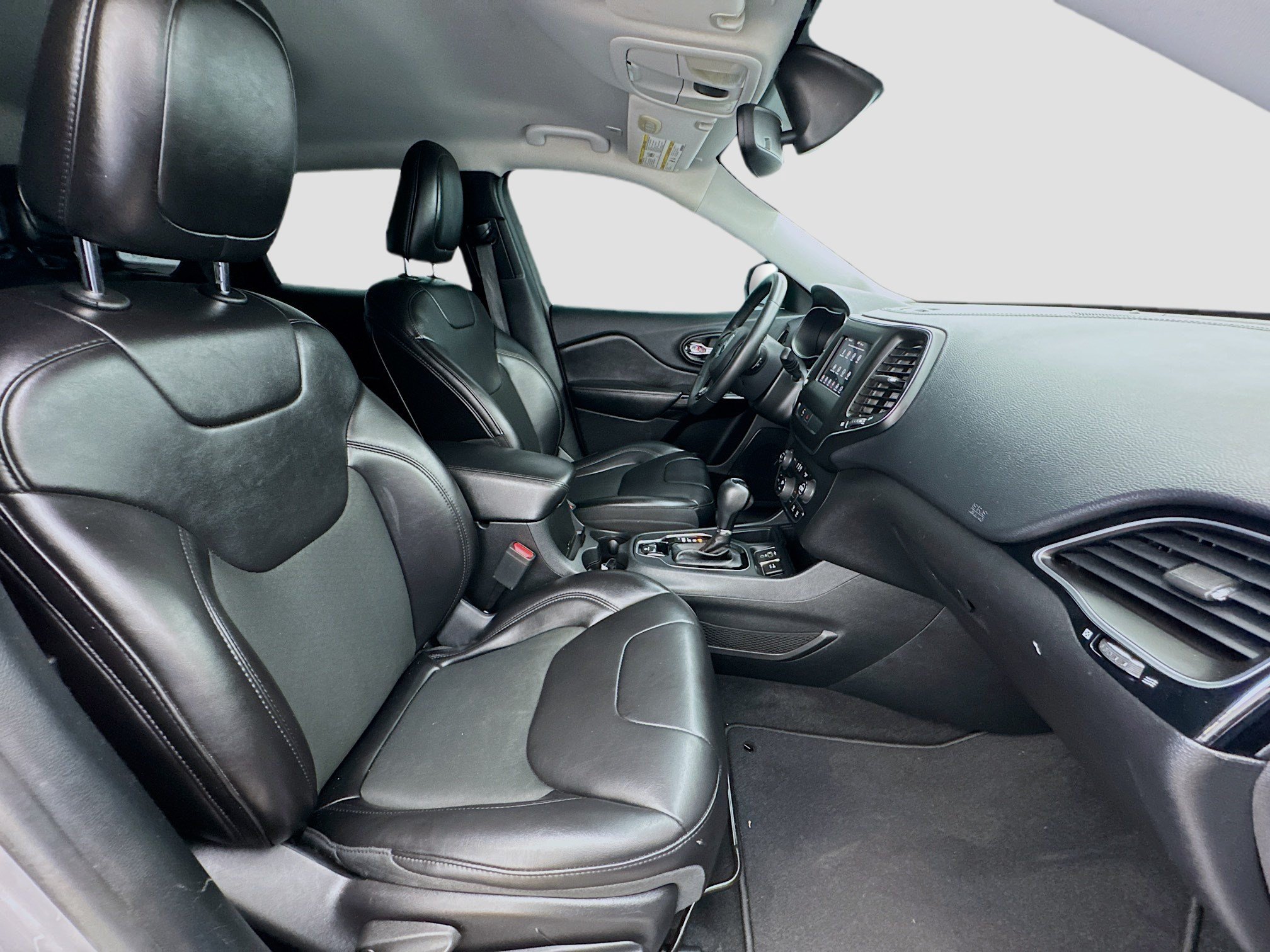 Used 2019 Jeep Cherokee Latitude Plus FWD image 19