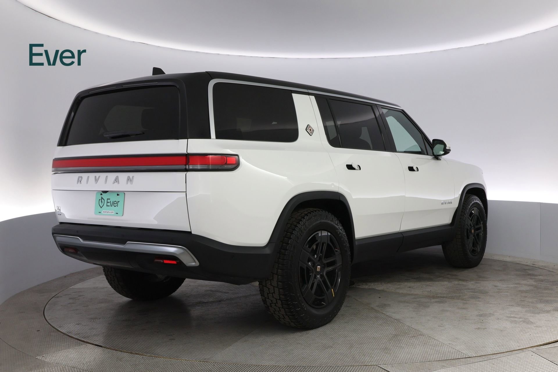 Used 2024 Rivian R1S Adventure image 3