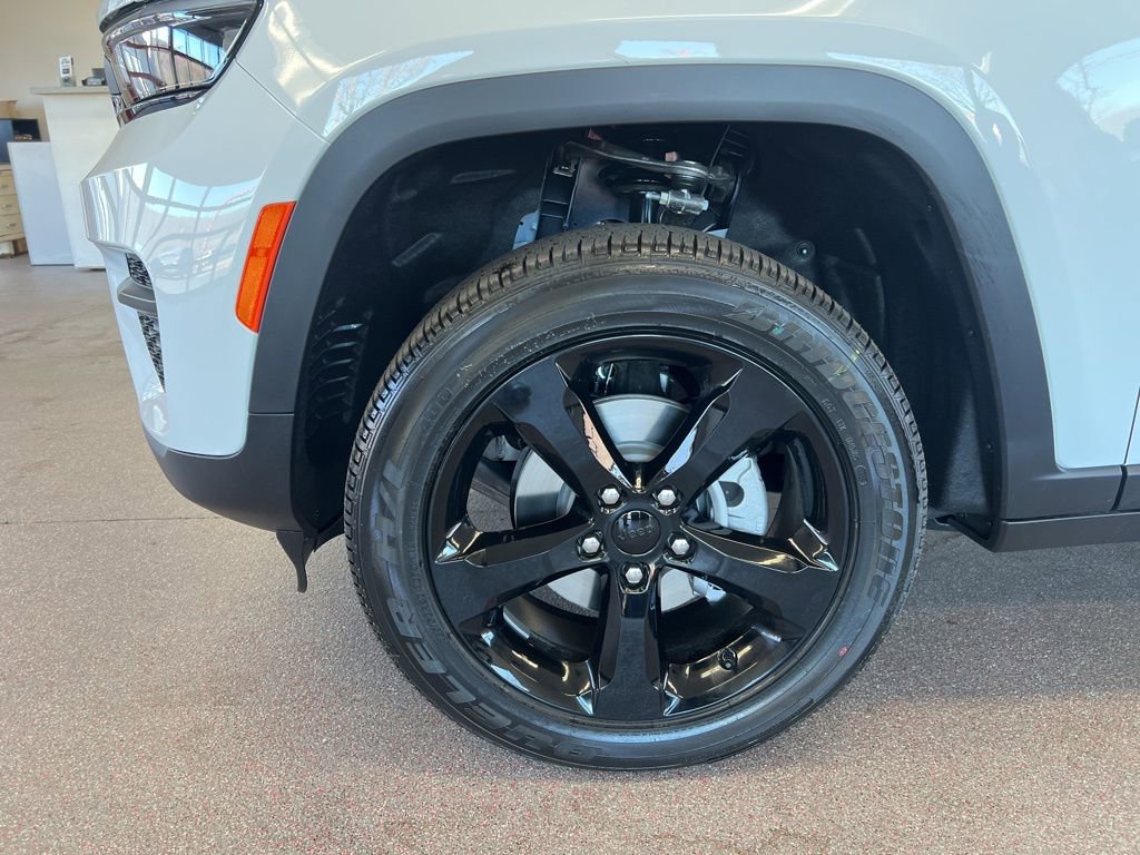 New 2025 Jeep Grand Cherokee Altitude image 4