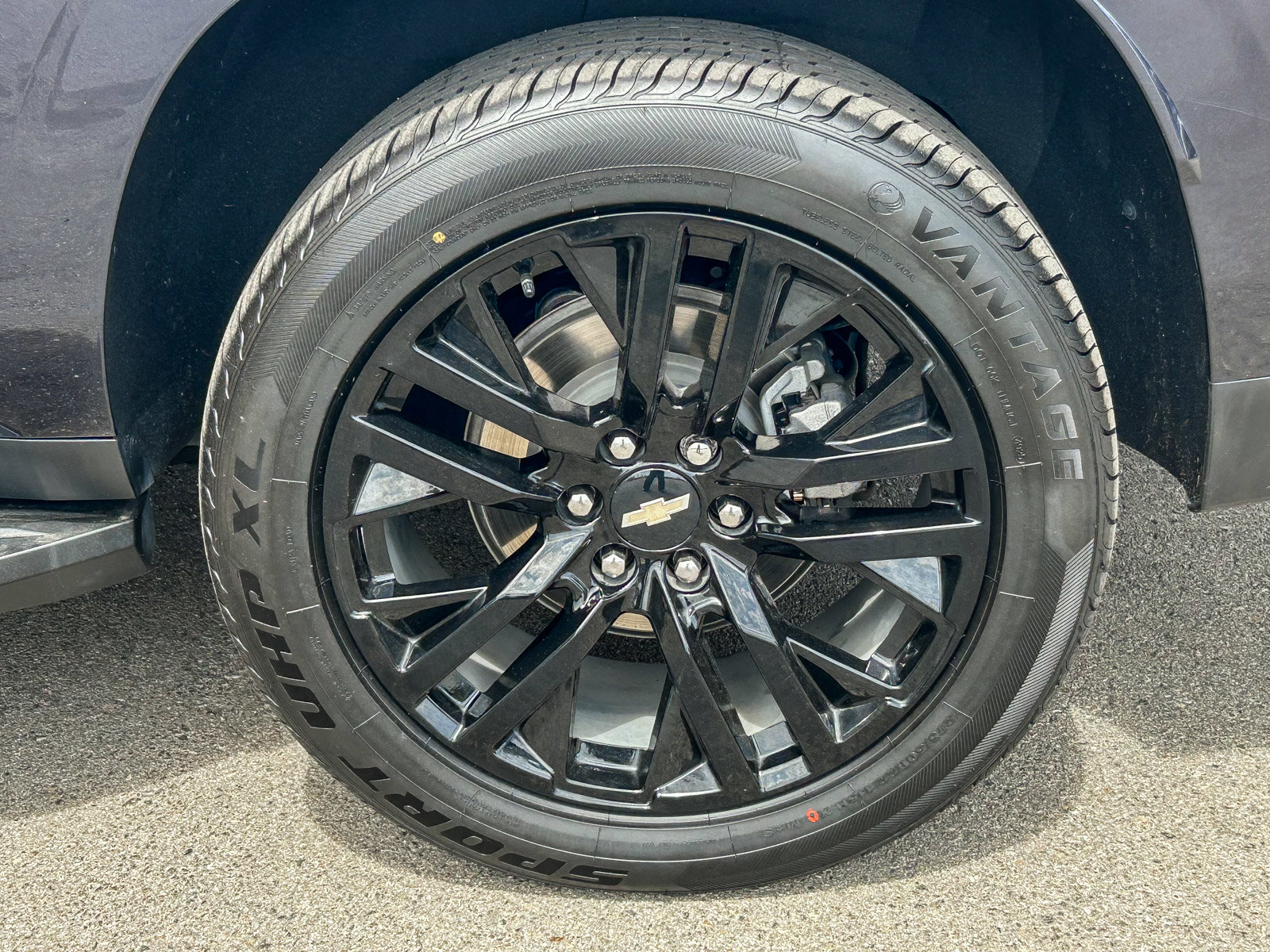 Used 2024 Chevrolet Suburban LT w/ Luxury Package image 11