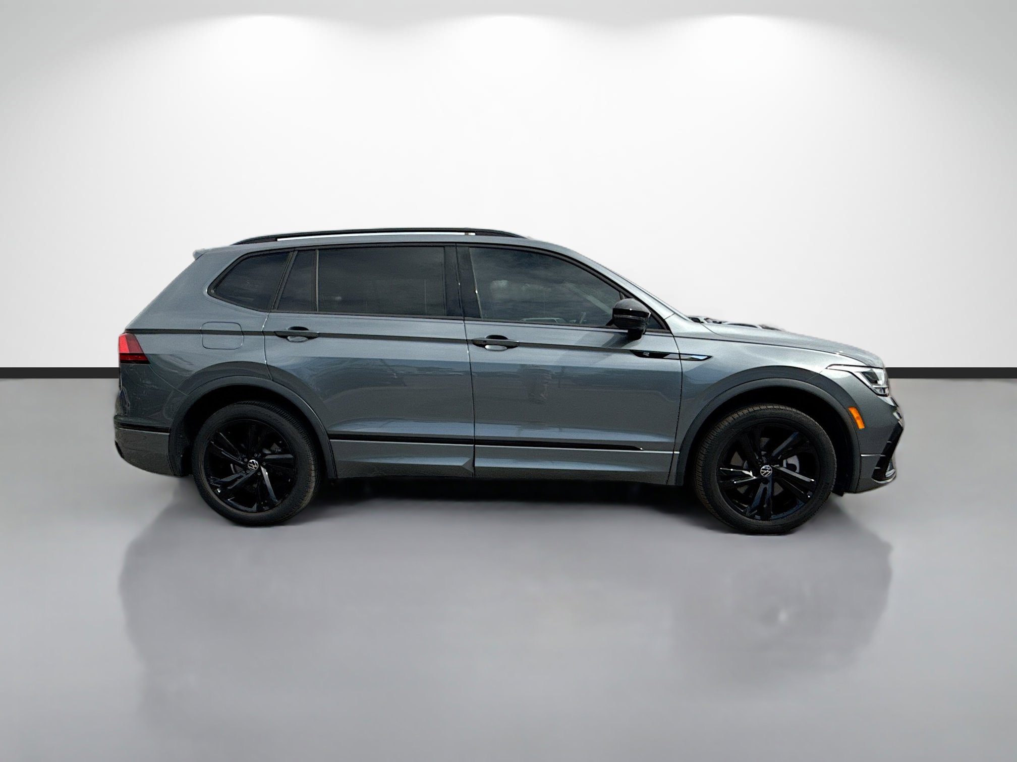 Used 2023 Volkswagen Tiguan SE R-Line FWD image 2