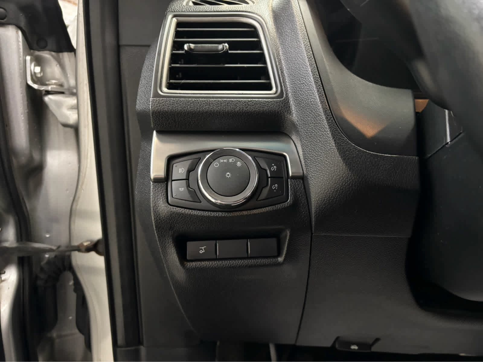 Used 2018 Ford Explorer XLT w/ Equipment Group 201A AWD/4WD image 16