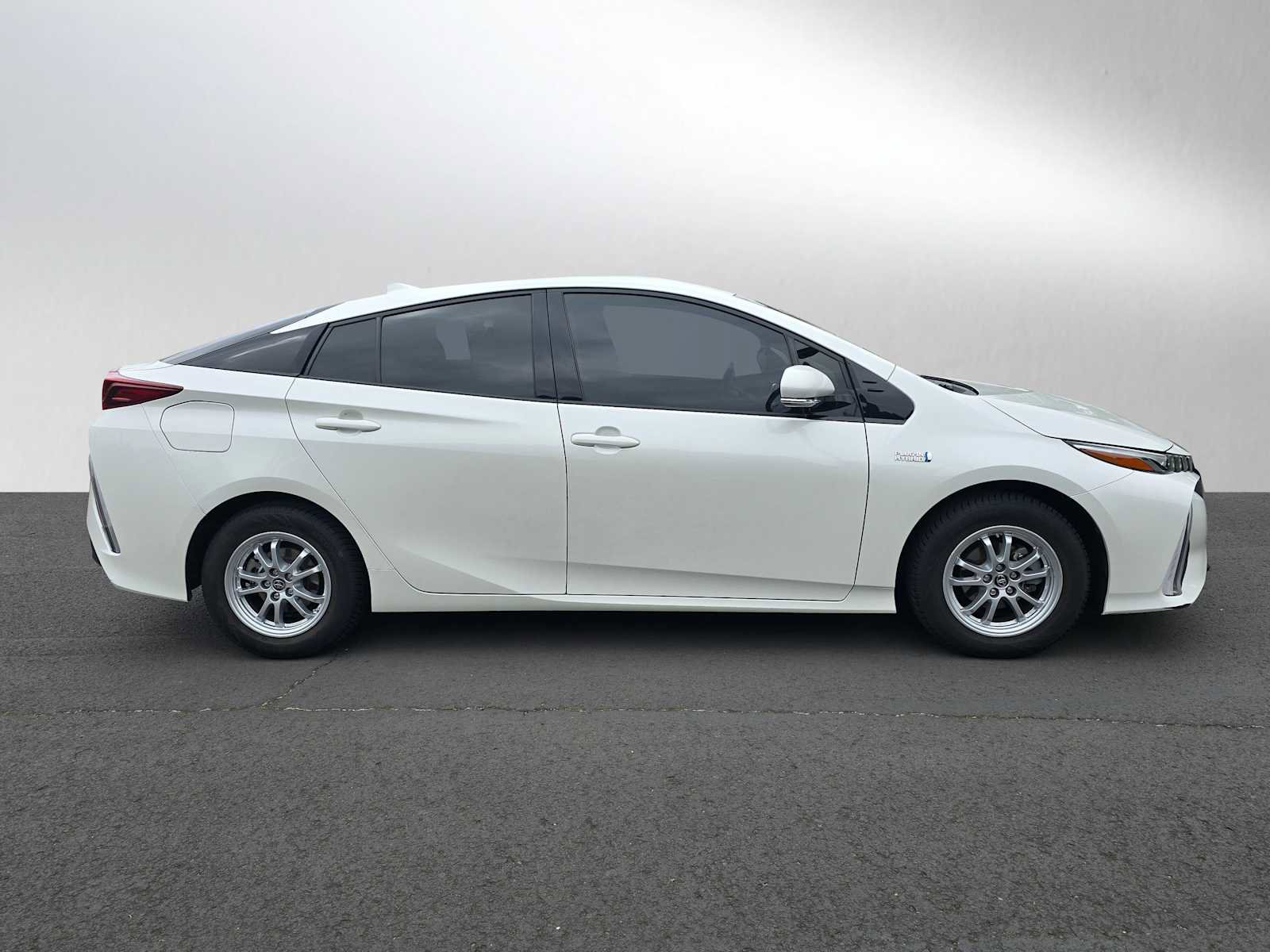 Used 2019 Toyota Prius Prime Premium FWD image 2