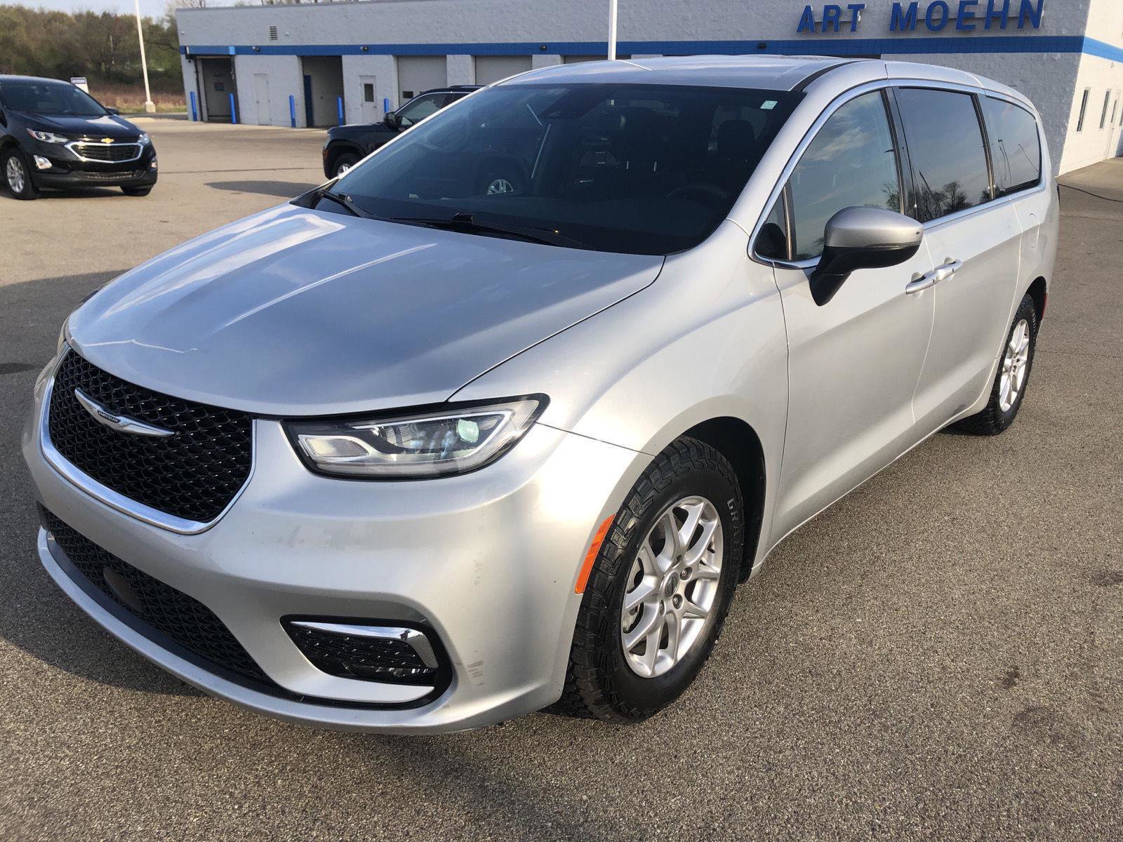Used 2023 Chrysler Pacifica Touring FWD image 12