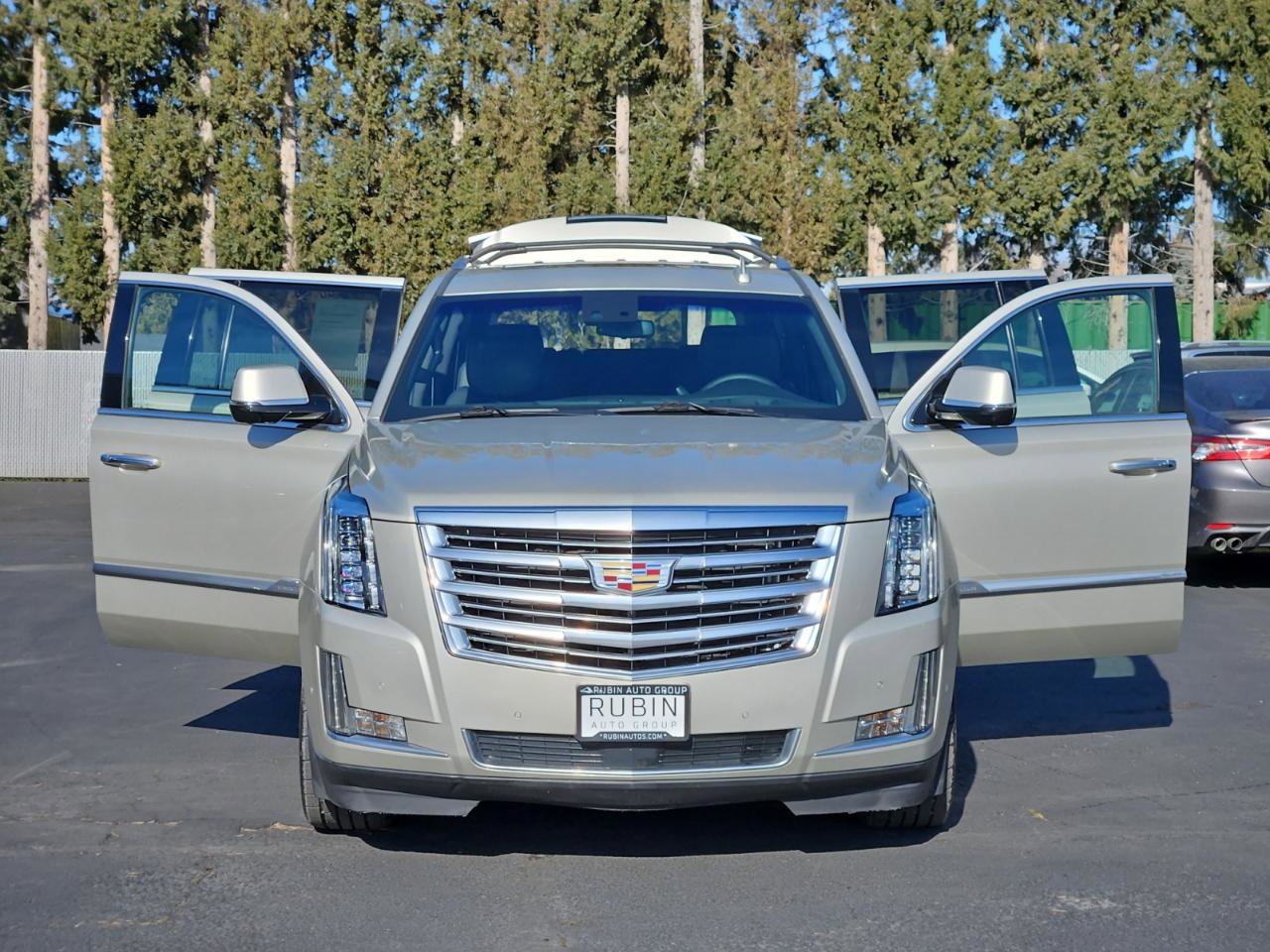 Used 2017 Cadillac Escalade ESV Platinum image 46