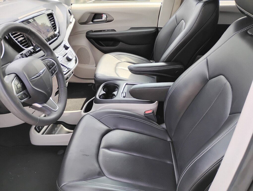 Used 2023 Chrysler Pacifica Touring-L FWD image 9