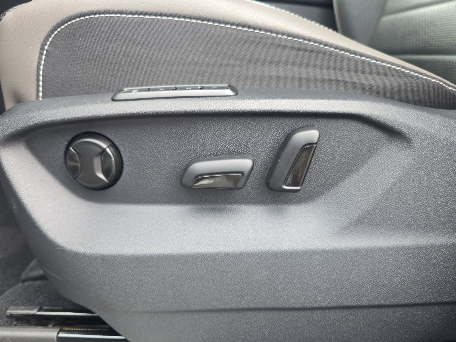 Used 2020 Volkswagen Atlas Cross Sport SEL Premium image 15