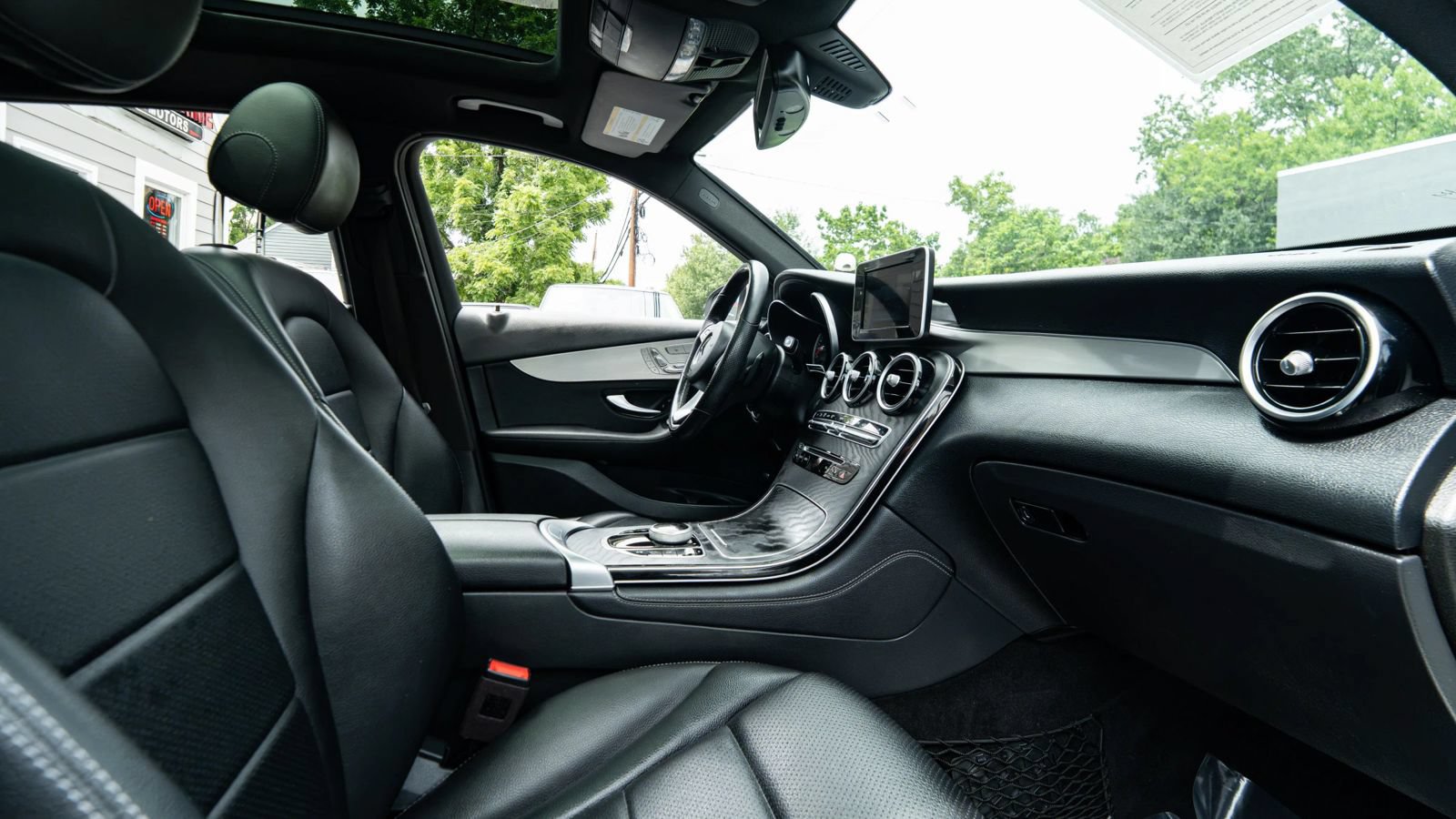 Used 2019 Mercedes-Benz GLC 300 4MATIC w/ Premium Package image 11