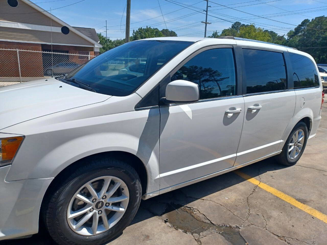 Used 2020 Dodge Grand Caravan SXT FWD image 2