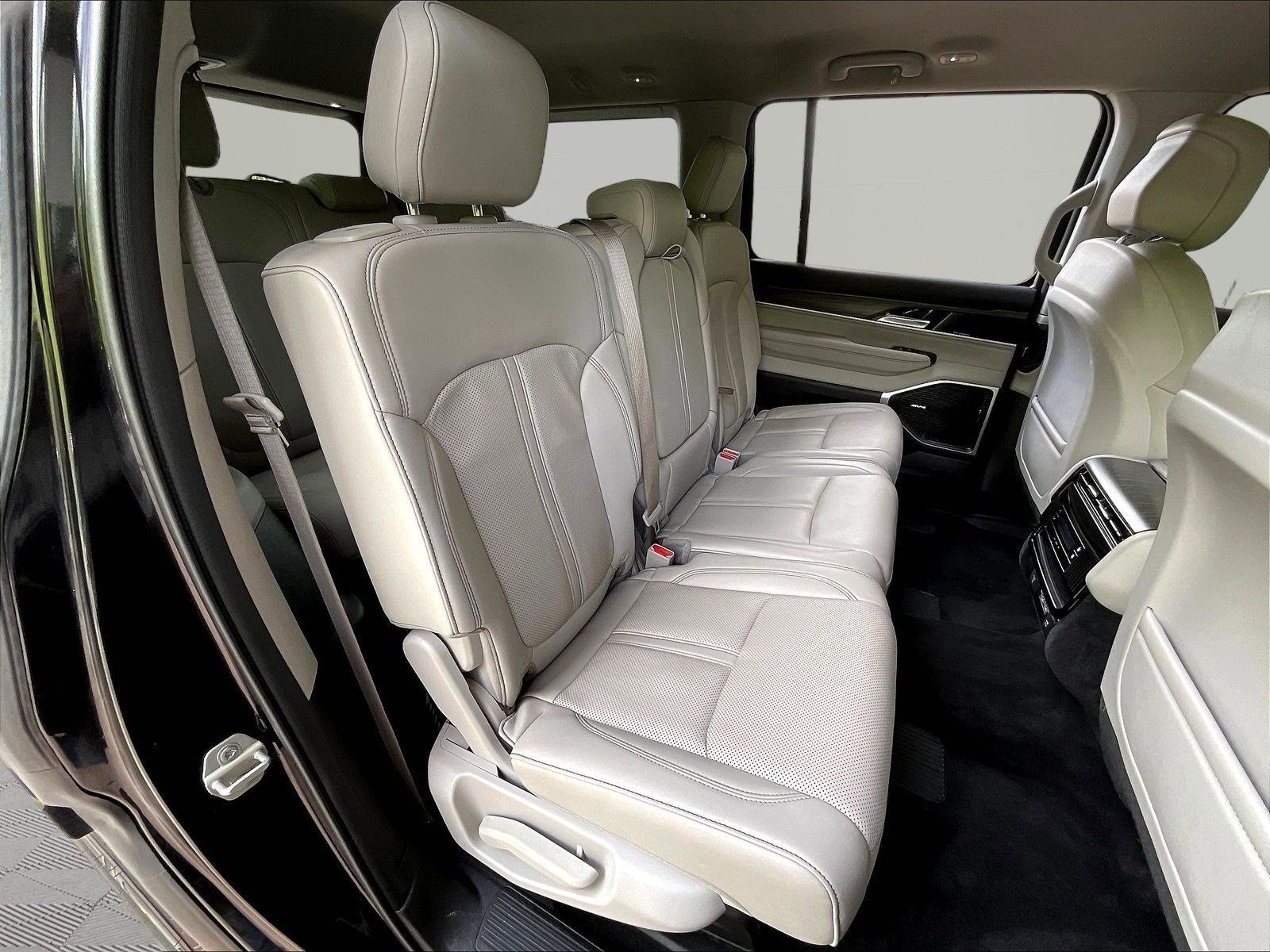 Used 2024 Jeep Wagoneer Series II w/ Flexible Seating Group AWD/4WD image 25