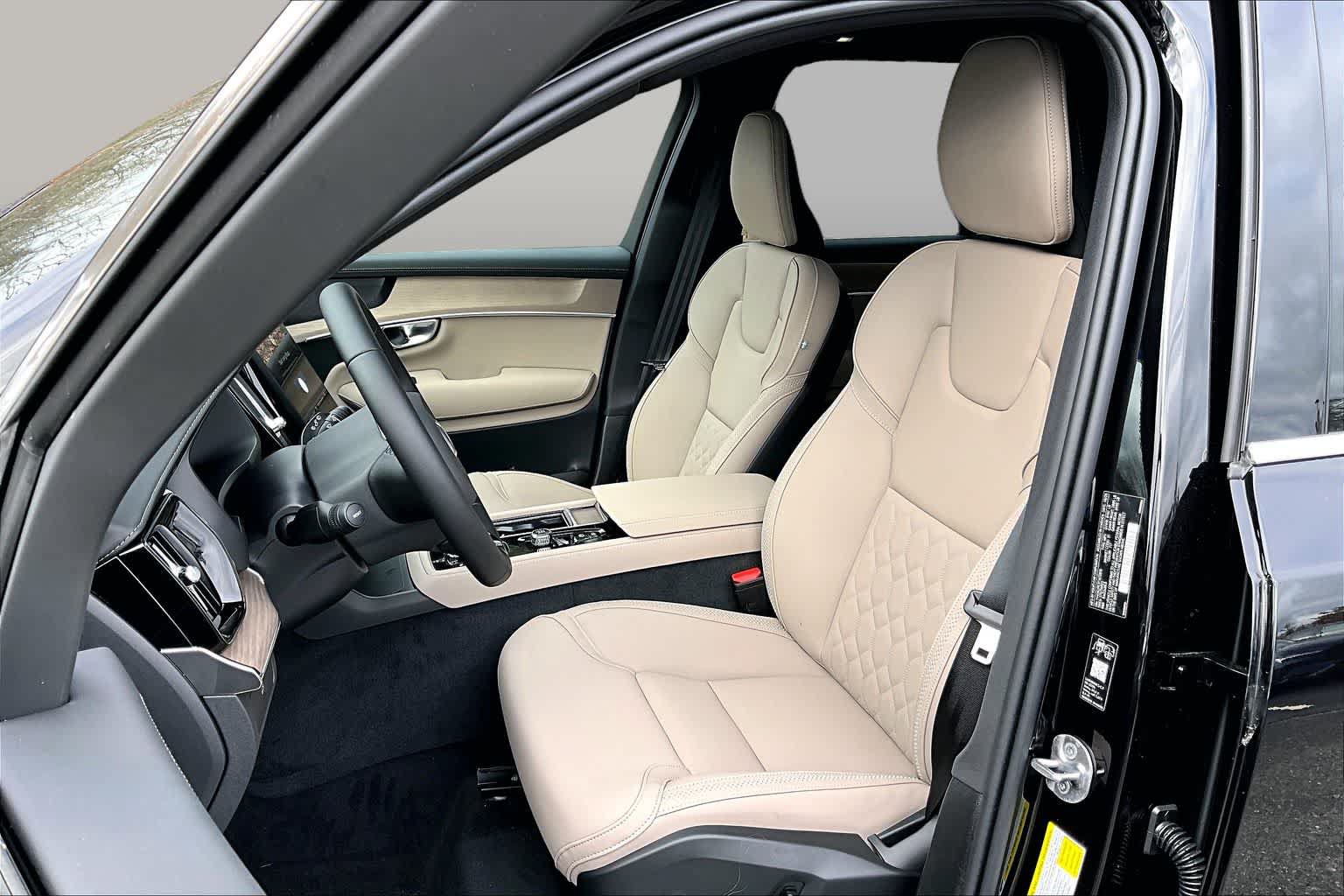 New 2026 Volvo XC90 B6 Plus w/ Protection Package Premier AWD/4WD image 13