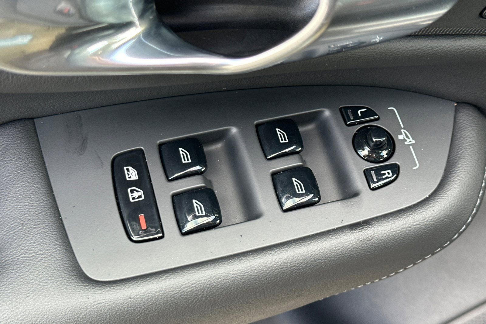 Certified 2025 Volvo XC90 B6 Plus image 16