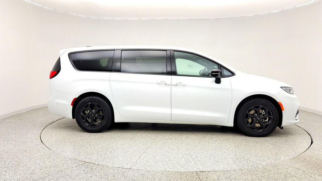 Used 2024 Chrysler Pacifica Limited FWD image 4
