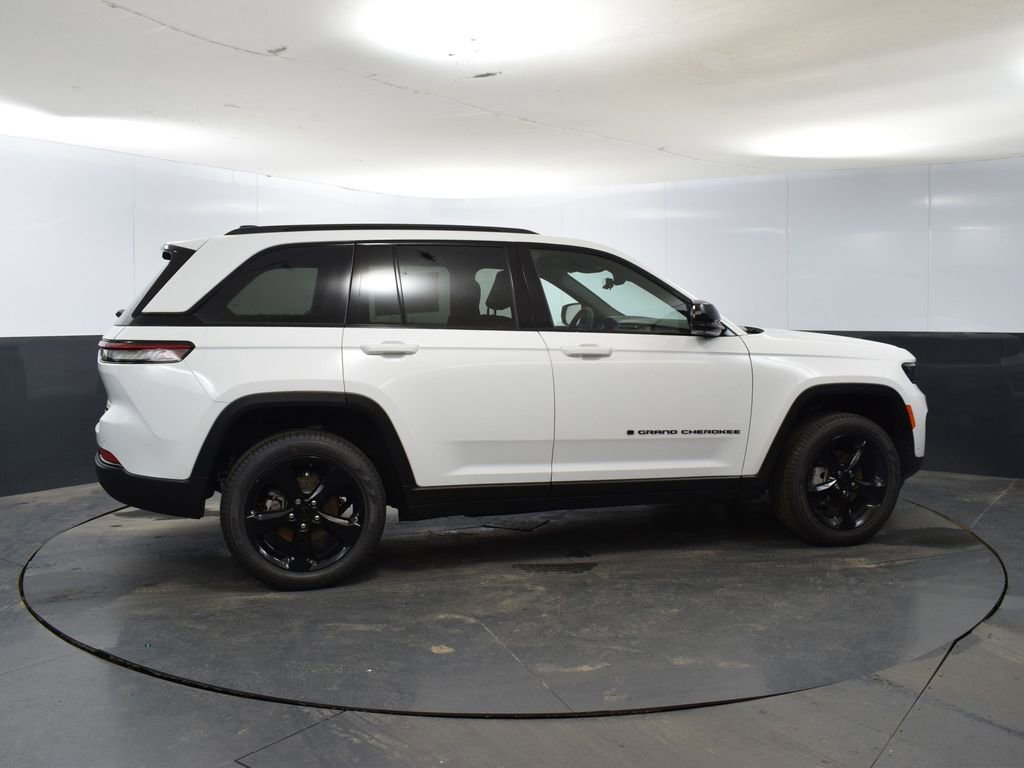 Used 2025 Jeep Grand Cherokee Limited w/ Luxury Tech Group II image 4