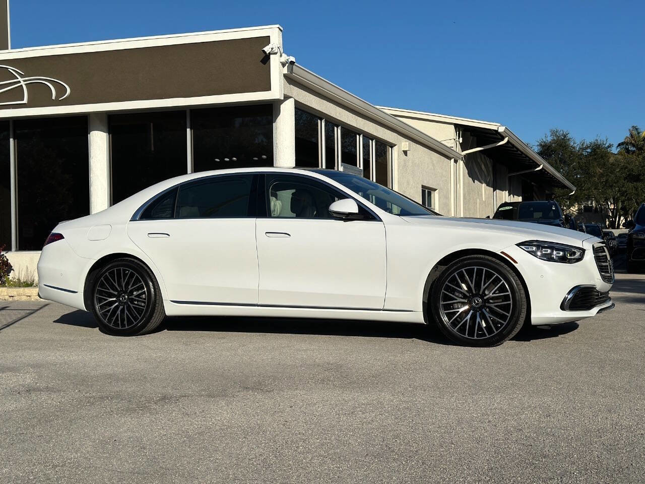Used 2025 Mercedes-Benz S 580 4MATIC Sedan image 3