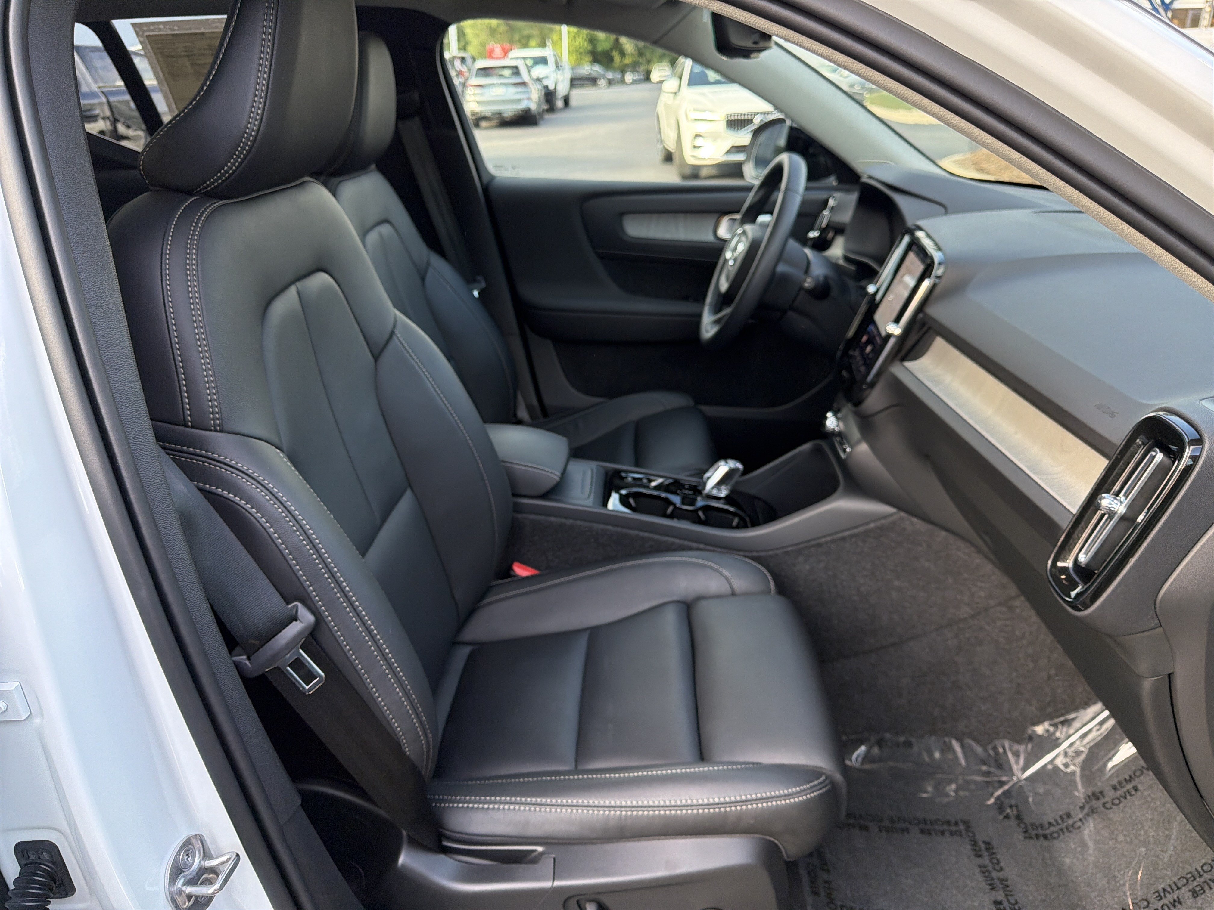 Certified 2025 Volvo XC40 B5 Plus AWD/4WD image 35