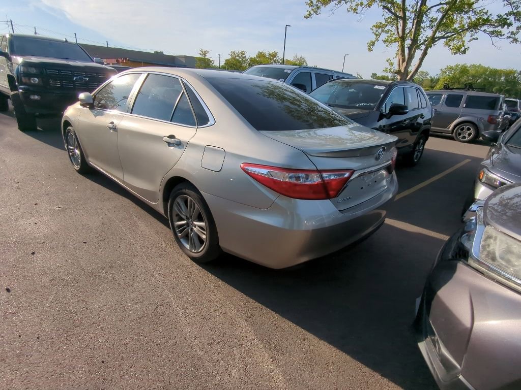 Used 2017 Toyota Camry SE w/ Moonroof Package FWD image 4