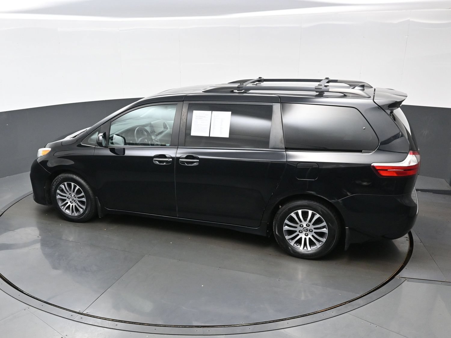 Used 2018 Toyota Sienna XLE Premium w/ Carpet Mat Package FWD image 39