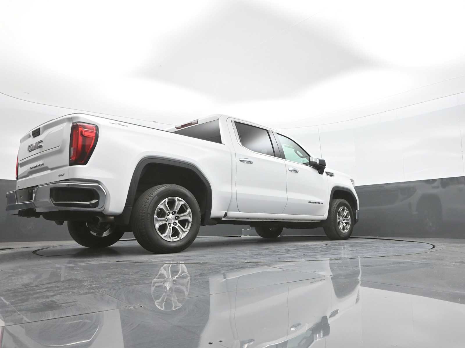 Used 2024 GMC Sierra 1500 SLT AWD/4WD image 25