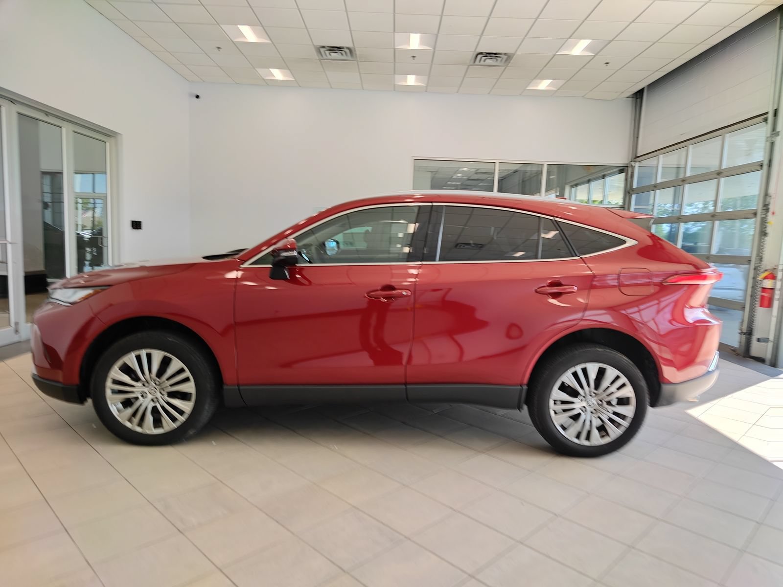 Used 2023 Toyota Venza XLE AWD/4WD image 6