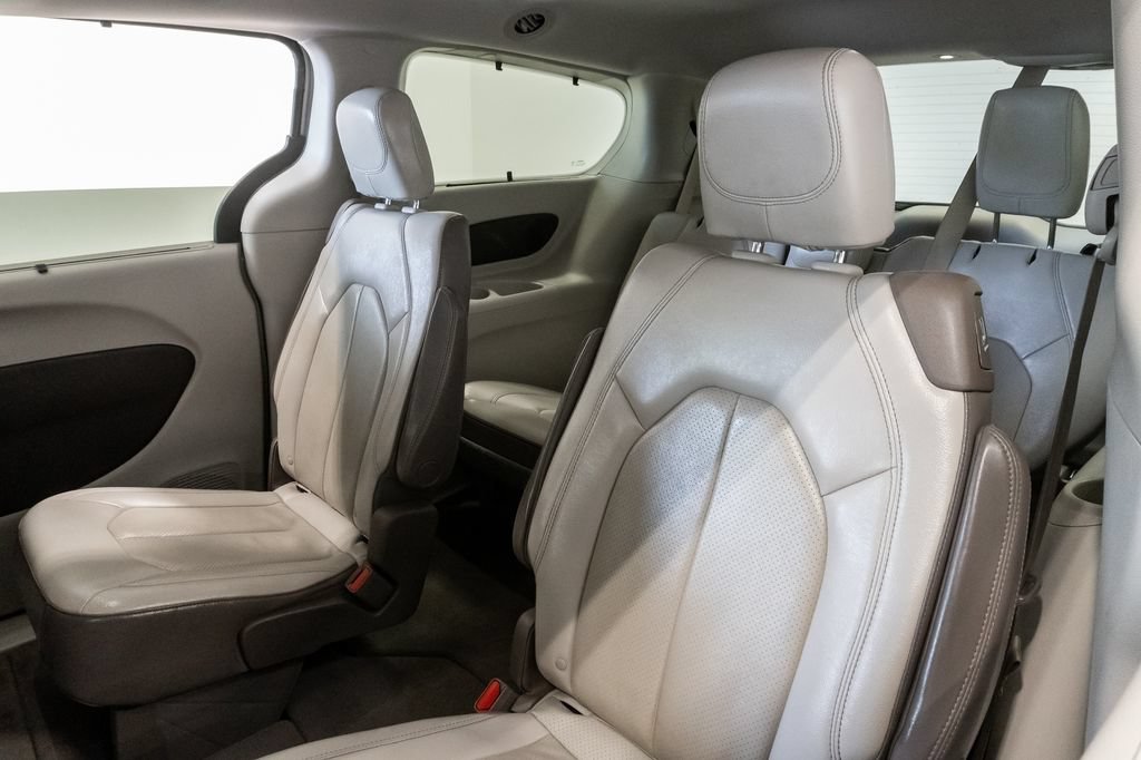 Used 2019 Chrysler Pacifica Touring-L Plus w/ Advanced Safetytec Group FWD image 26