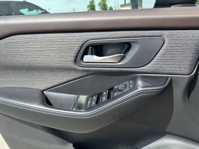 Used 2023 Nissan Rogue SV AWD/4WD image 15