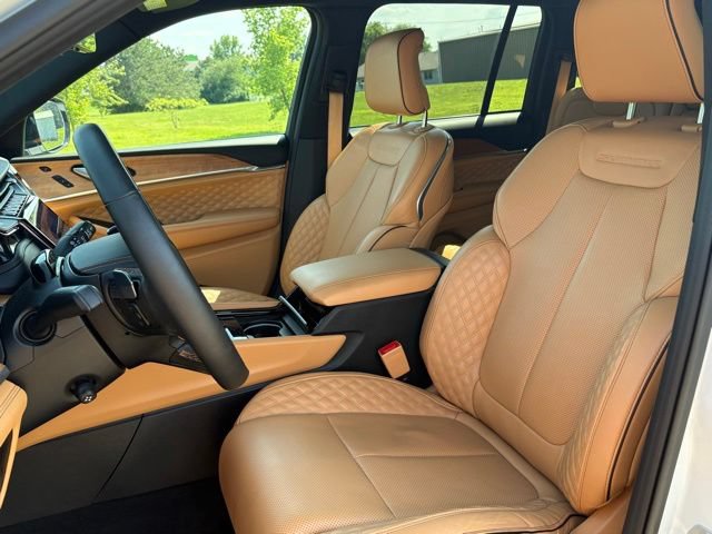 Used 2025 Jeep Grand Cherokee Summit AWD/4WD image 12
