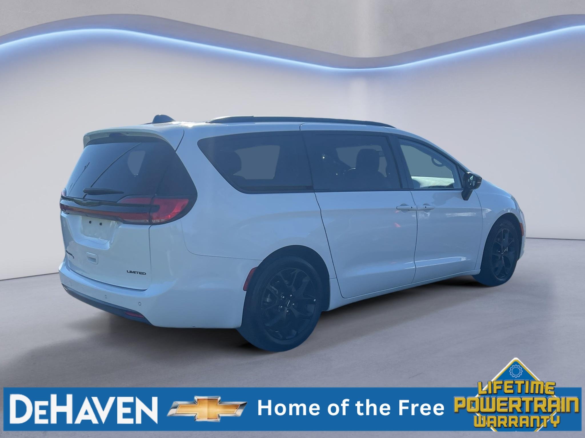 Used 2025 Chrysler Pacifica Limited FWD image 6