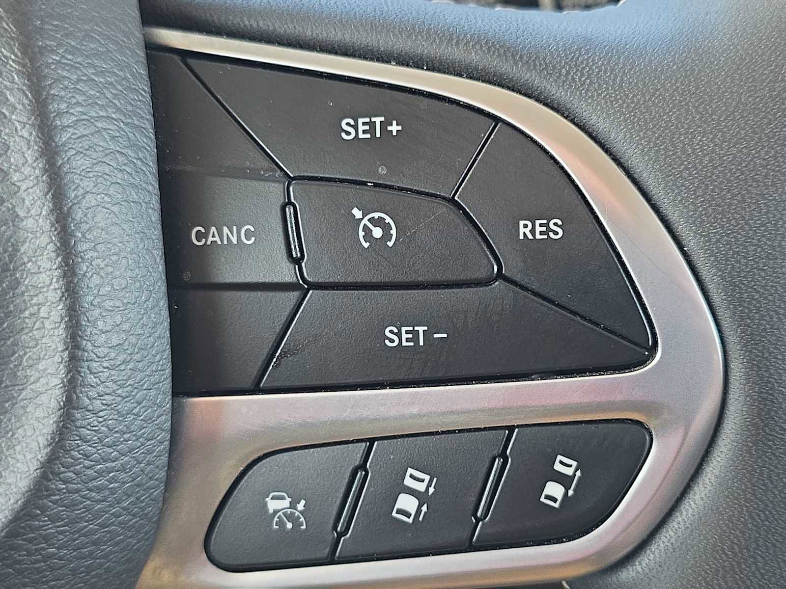 Used 2024 Chrysler Pacifica Limited FWD image 30