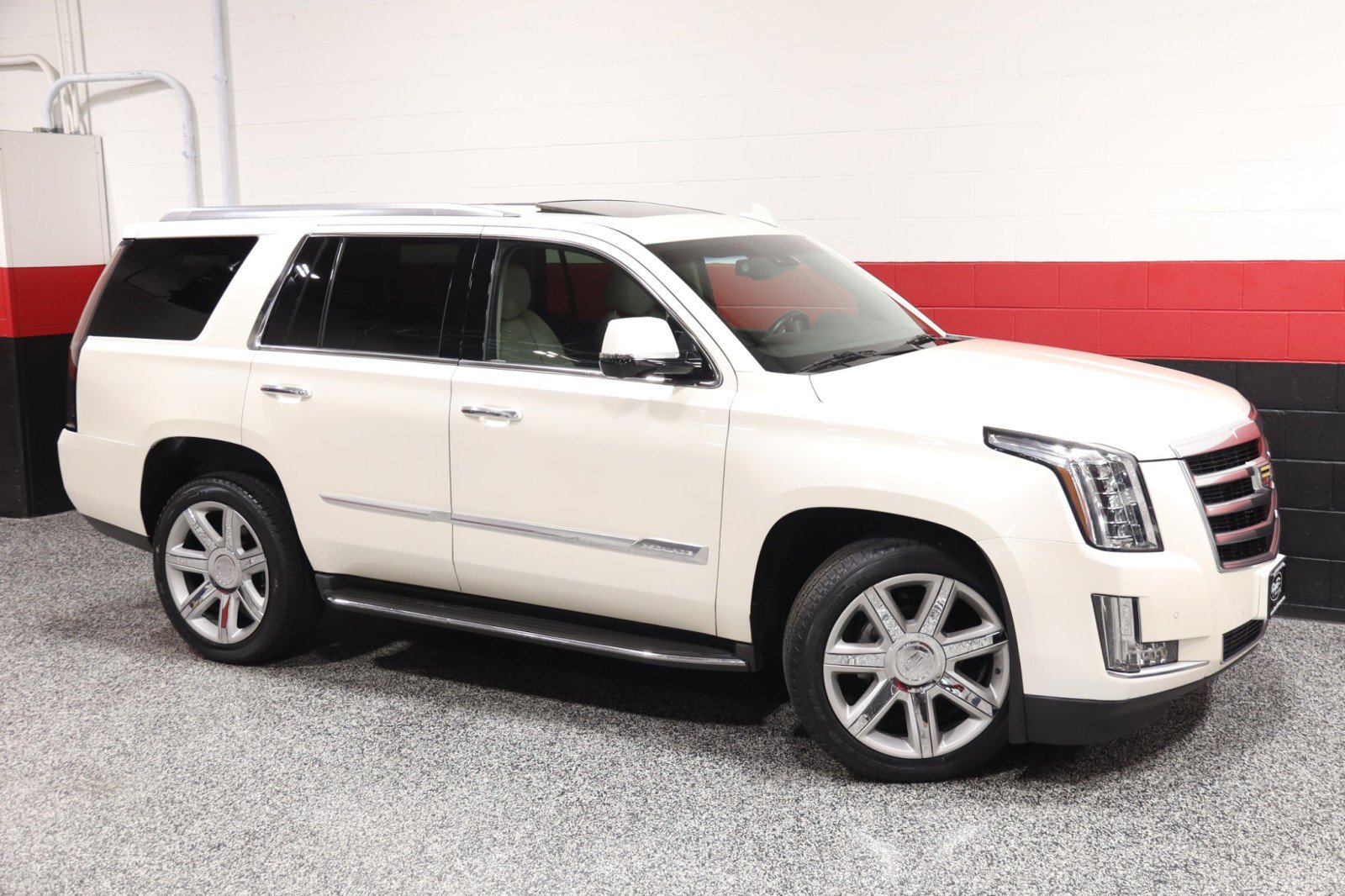 Used 2015 Cadillac Escalade Luxury AWD/4WD image 2