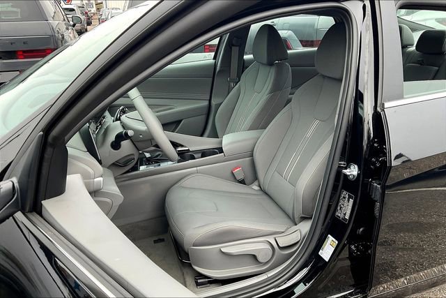 Used 2025 Hyundai Elantra SEL w/ Cargo Package image 9