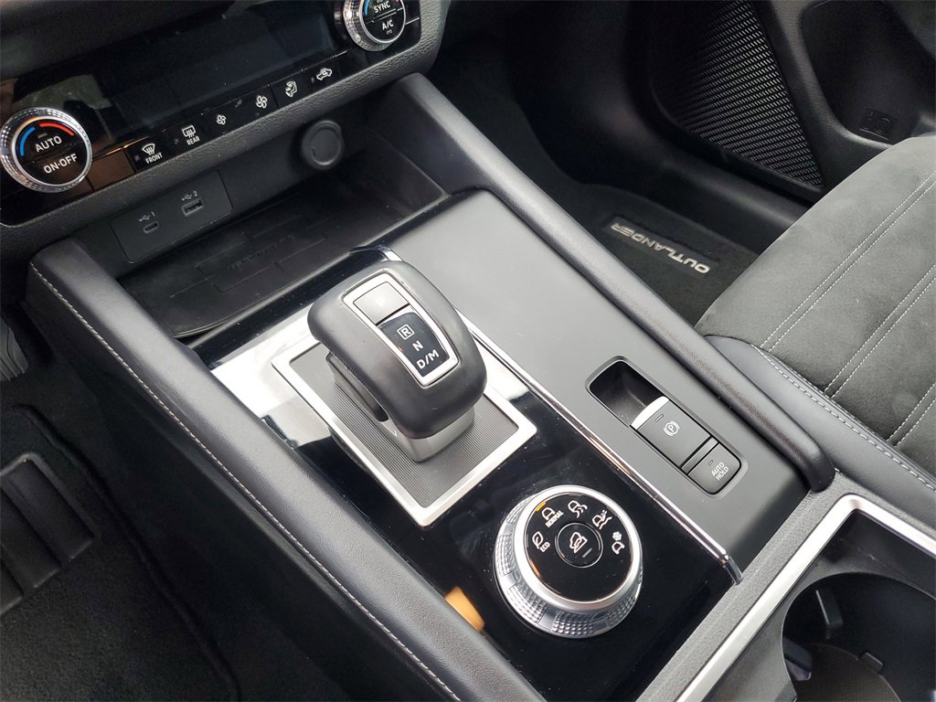 Used 2023 Mitsubishi Outlander SE image 30