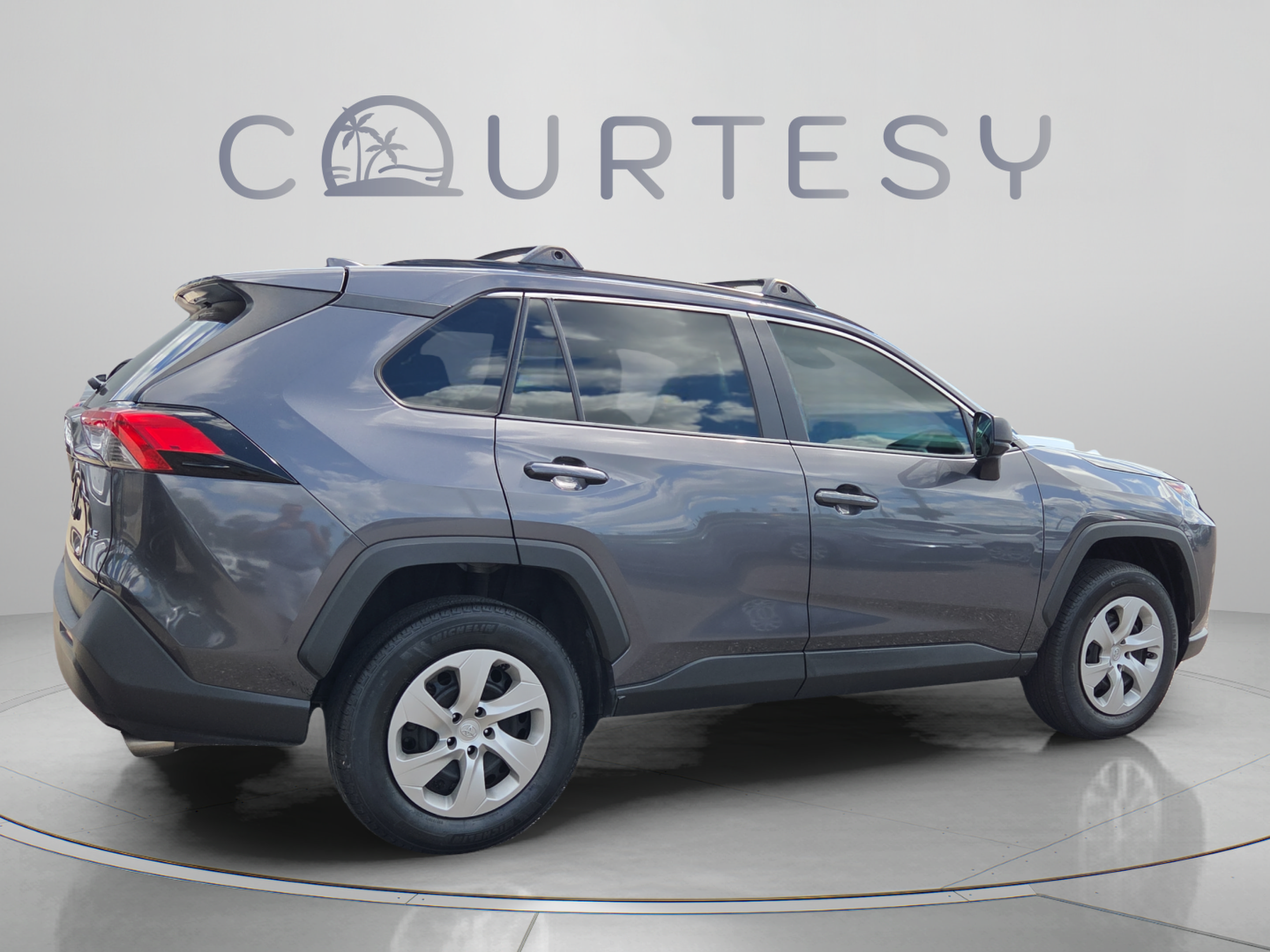 Used 2019 Toyota RAV4 LE FWD image 5
