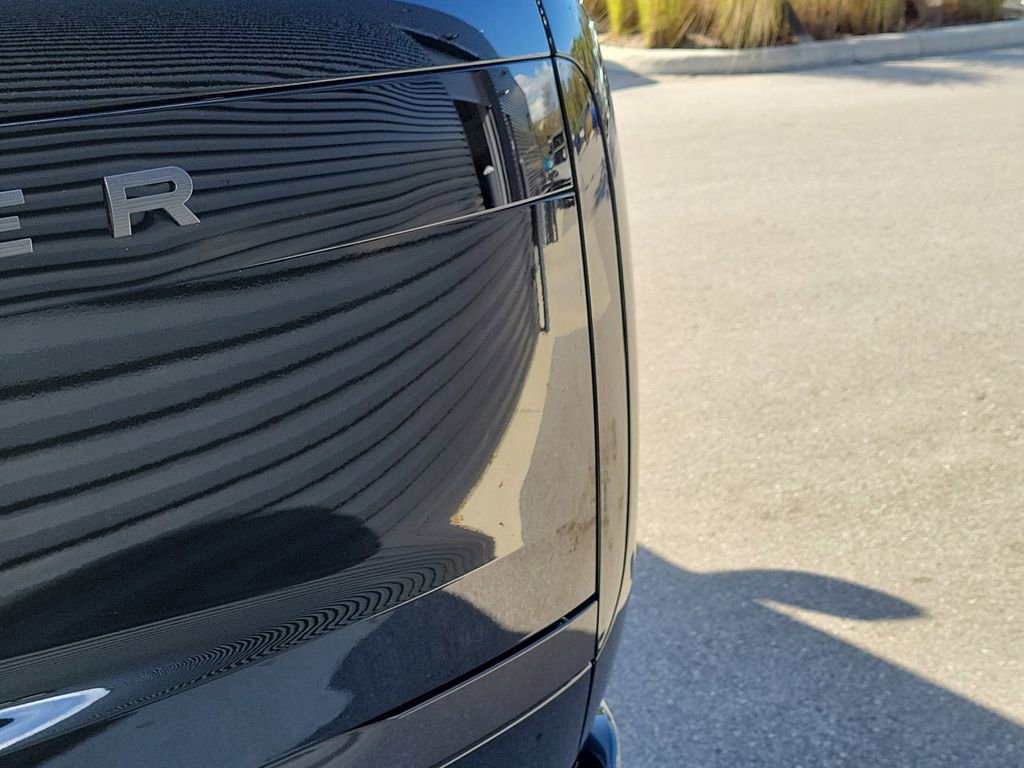 Used 2025 Land Rover Range Rover Long Wheelbase SE image 16