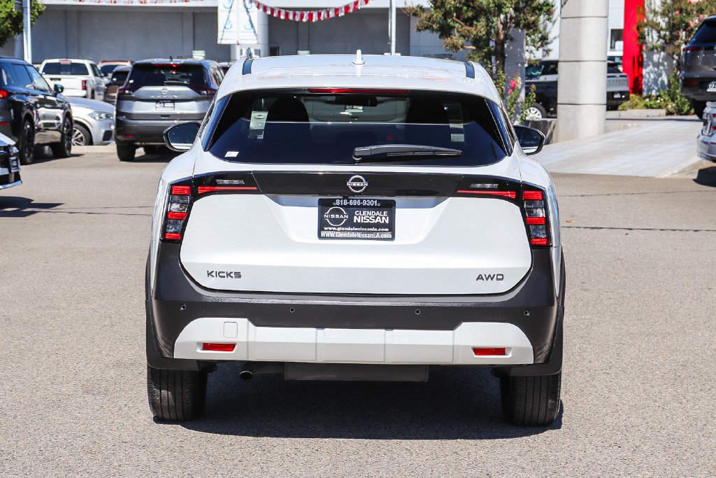 Used 2025 Nissan Kicks SV AWD/4WD image 7