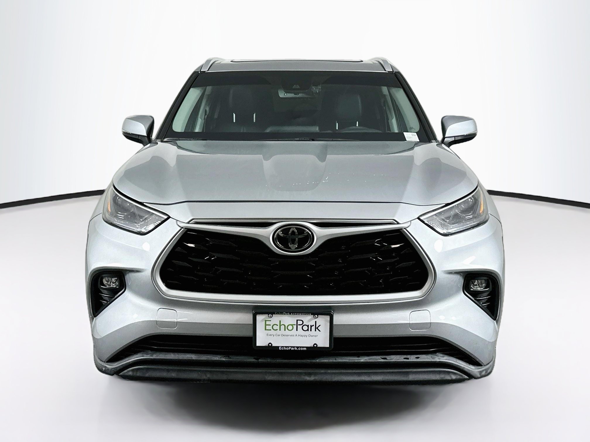Used 2023 Toyota Highlander XLE FWD image 2