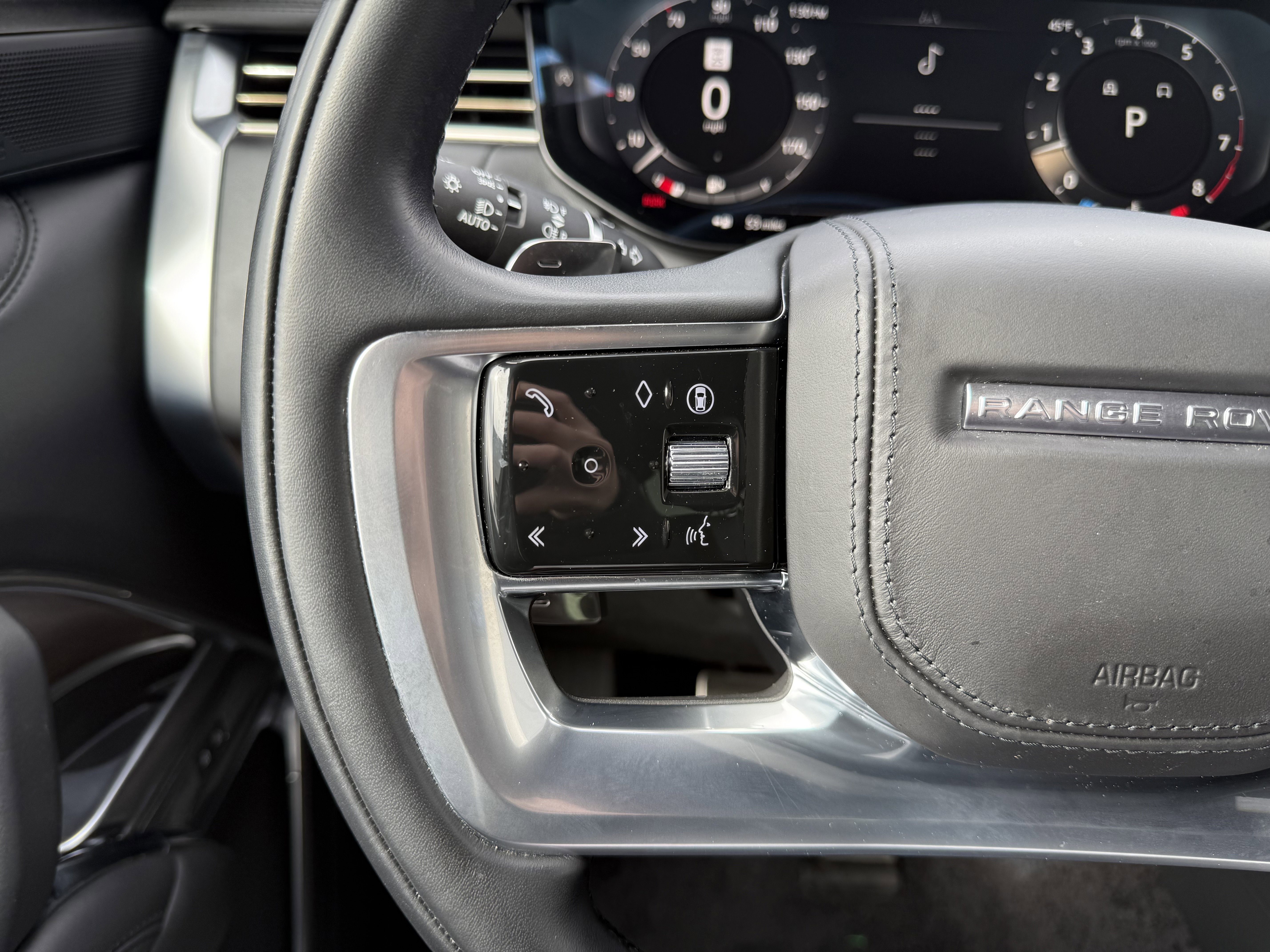 Certified 2025 Land Rover Range Rover SE image 33