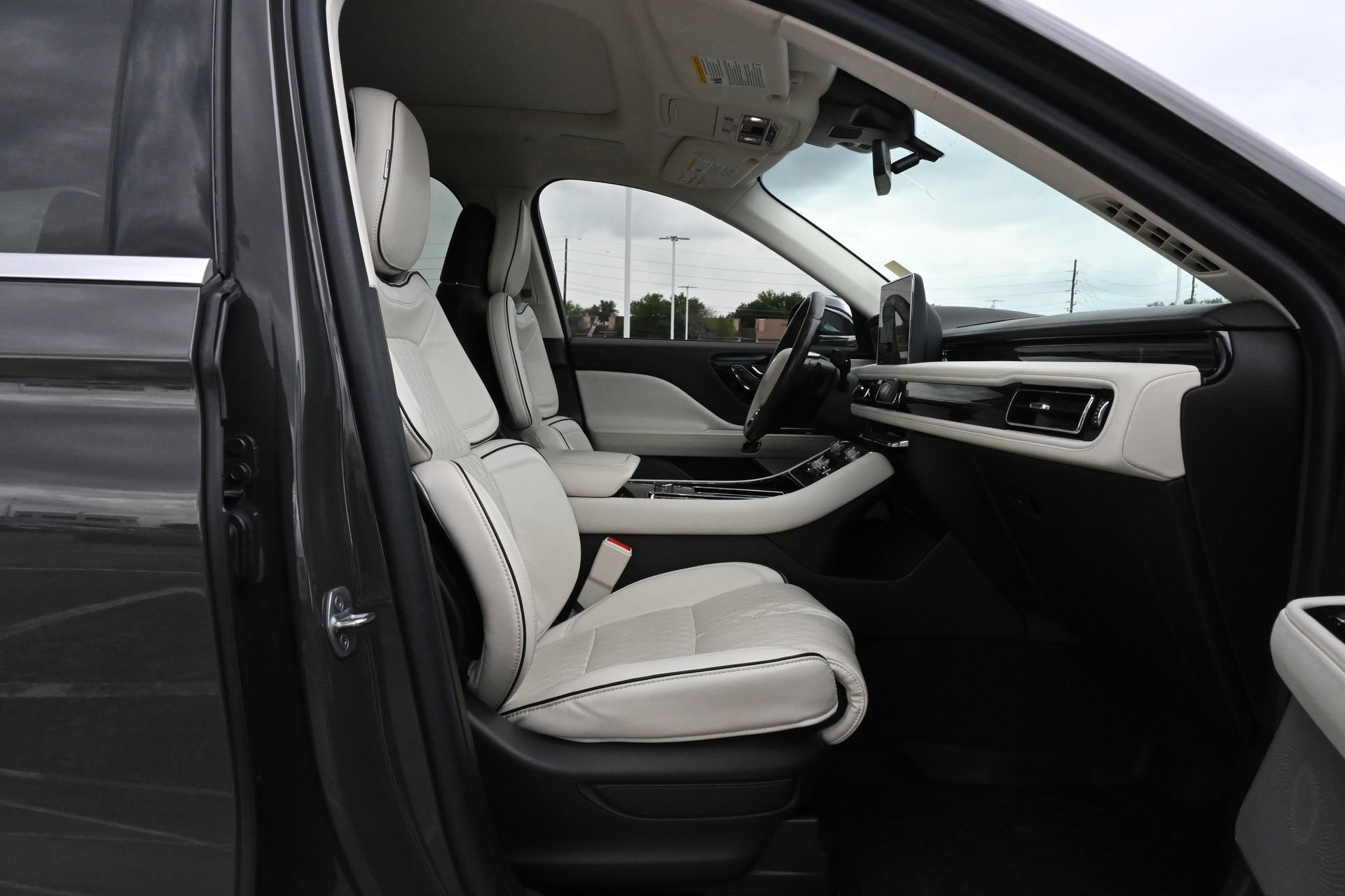 Used 2022 Lincoln Aviator Black Label w/ Class IV Trailer Tow Package AWD/4WD image 26