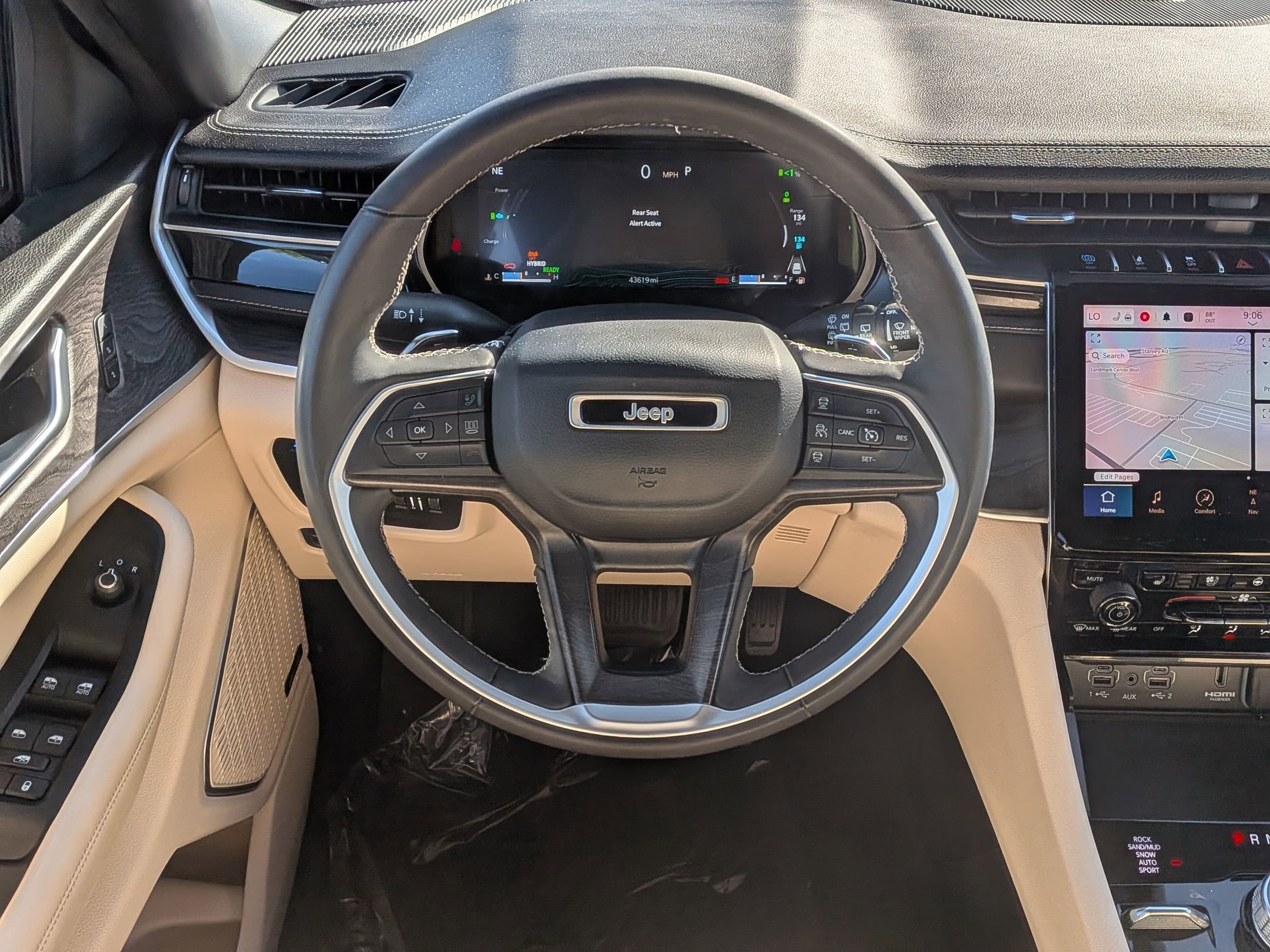 Used 2023 Jeep Grand Cherokee 4WD 4xe w/ Luxury Tech Group II image 18