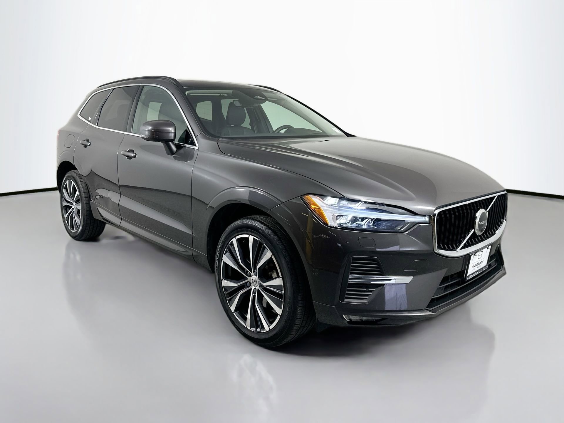 Certified 2022 Volvo XC60 B5 Momentum w/ Advanced Package image 3