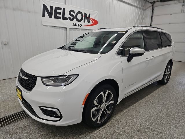 New 2026 Chrysler Pacifica Pinnacle w/ Trailer Tow Group AWD/4WD image 4